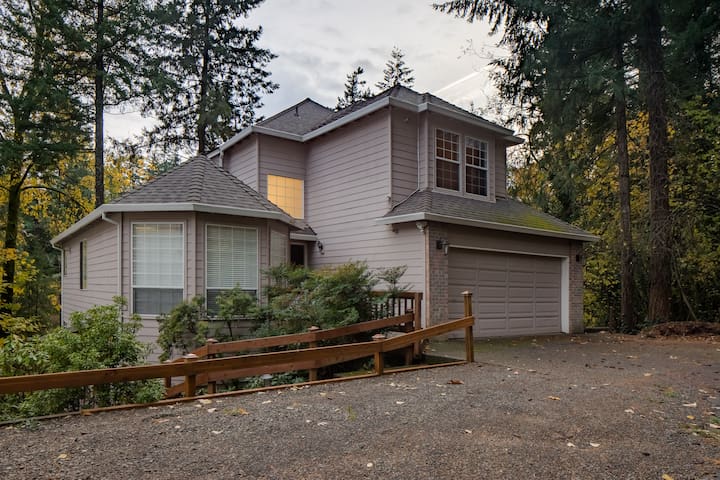 Private Modern Portland Home – KING BED gallery image 2