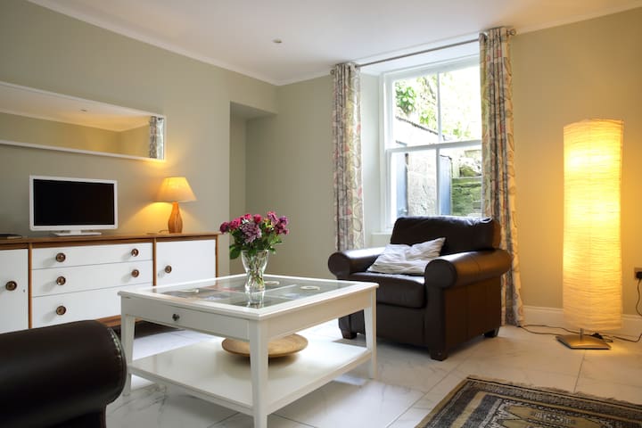 Stylish Very Comfy Apt with Parking & Super Host