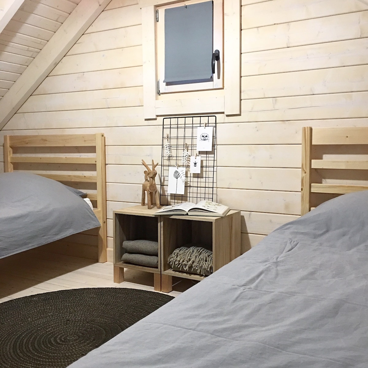 Под на спалня, двойни легла.