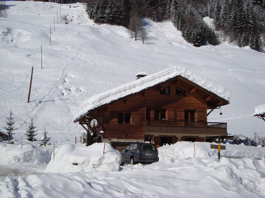 VUE PISTE
NAVETTE AU PIED DU CHALET