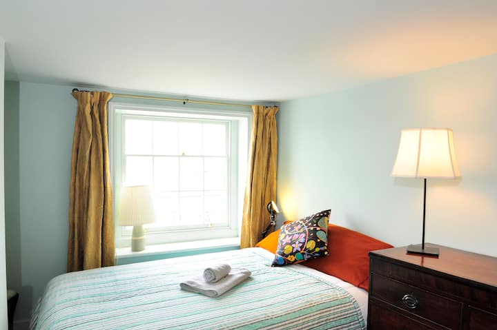 นี่เป็นห้องนอนโปรดของฉัน เตียงคู่มาตรฐานอยู่ในระดับที่มีหน้าต่างซึ่งหมายความว่าคุณสามารถนอนบนเตียงและมองออกไปบนดาดฟ้าและมีมนต์ขลังโดยเฉพาะอย่างยิ่งในคืนที่เต็มไปด้วยดวงดาว
