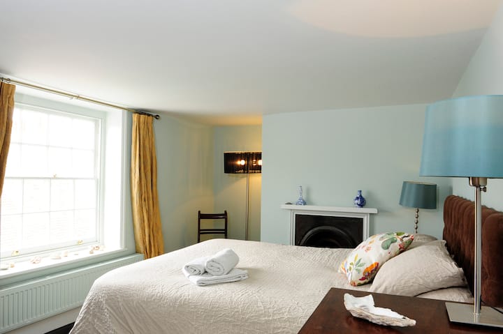 ห้องนอนชั้นสองนี้มีวิวที่น่าหลงใหลเหนือดาดฟ้าประวัติศาสตร์ ห้องพักมีน้ำท่วมพร้อมแสงแดดยามเช้า ห้องนี้เป็นเตียงคู่ขนาดคิงไซส์ 