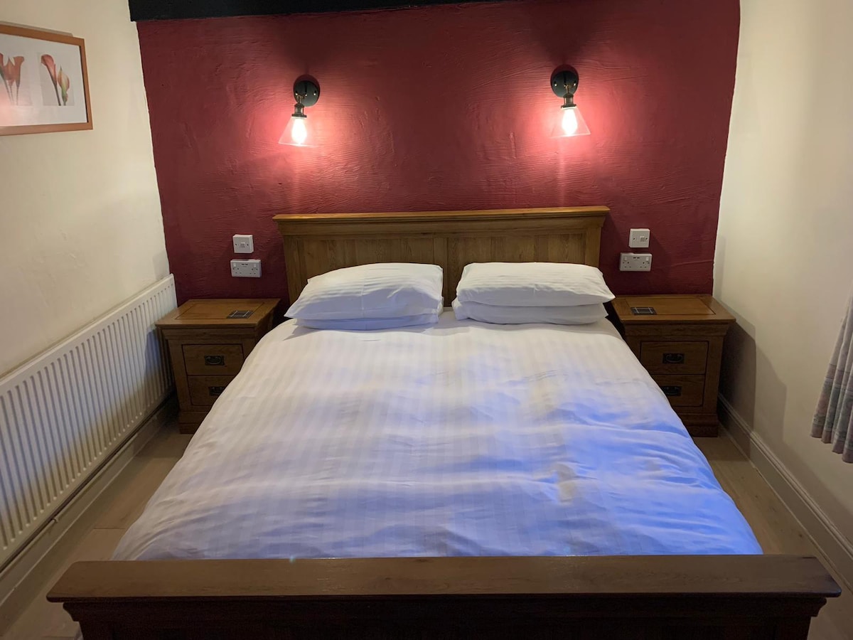 Საძინებელი 1, რომელზეც ნაჩვენებია საწოლი 152 × 203 სმ ზომის 