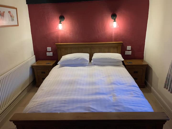 ห้องนอน 1 แสดงเตียงควีนไซส์ 