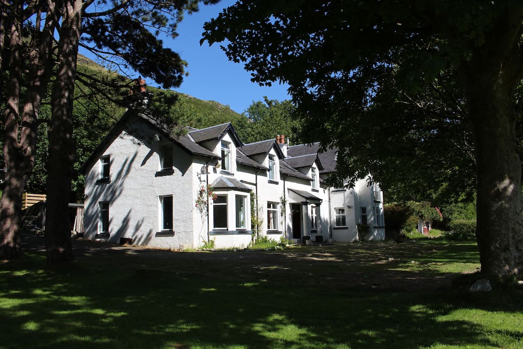 Butt Lodge offers luxury B&B accommodation and enjoys a sunny, secluded position in the village of Lochranza