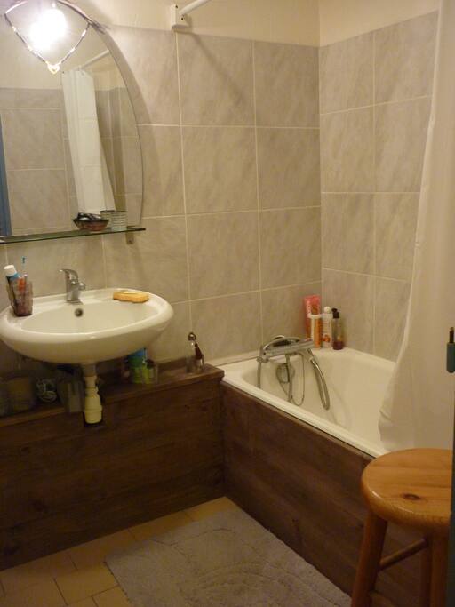salle de bain avec baignoire