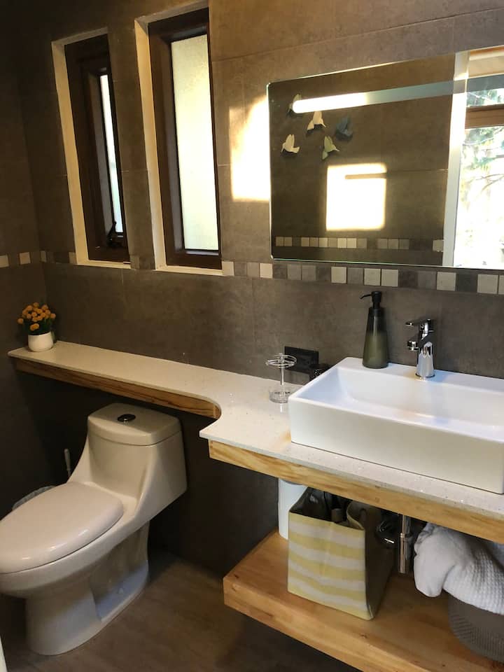 Baño de dormitorio principal.