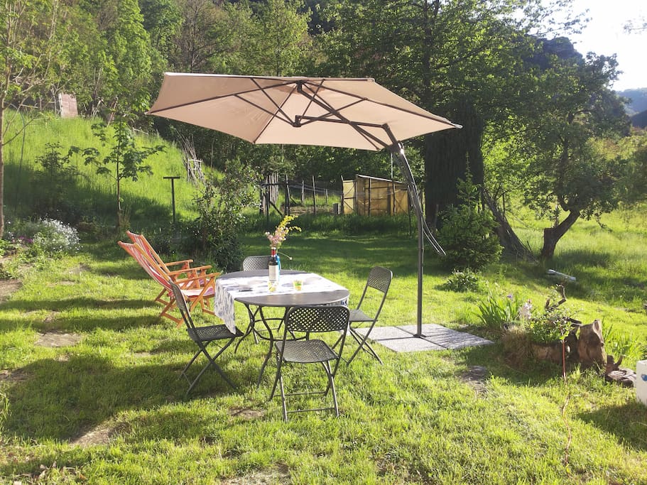 In estate sala pranzo e soggiorno si trasferiscono in giardino