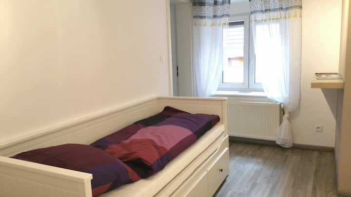 Habitación infantil. Cama de banco posibilidad de hacer 2 camas individuales