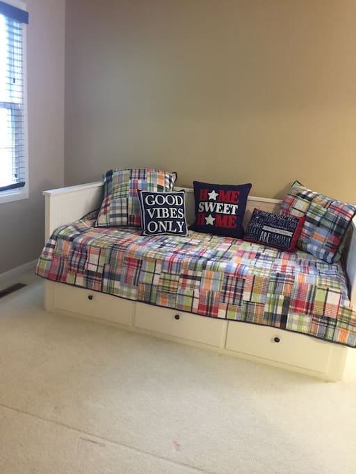 Bedroom 1 as single daybed
