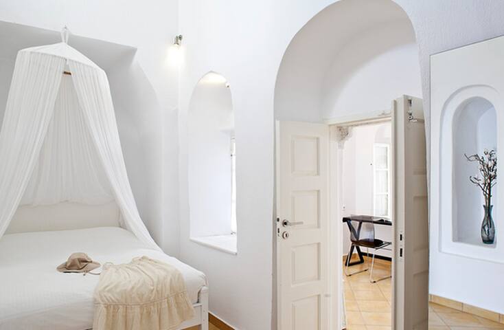 3 bedroom stylish villa at Fira, sea views,hot tub gallery image 4