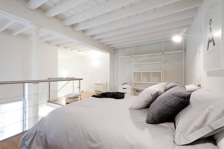 Vkusne zariadená spálňa s 150 cm širokou posteľou