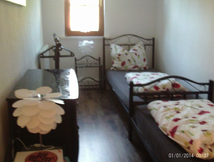 Ein kleines Schlafzimmer für große oder kleine Leute.
