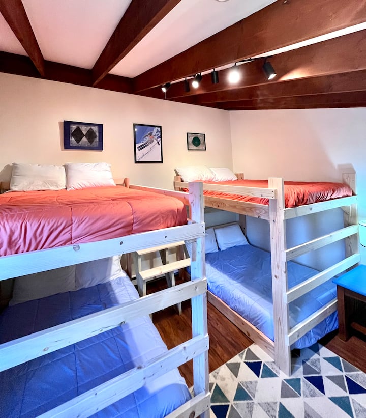 4 krevate të plotë me shkallë për në krevatin e sipërm.   Ndarja e ajrit të kondicionuar/ngrohjes, byroja 2 dollapë 