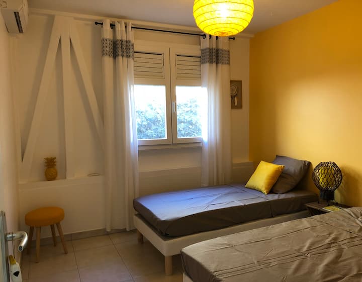 Chumba cha kulala cha watoto (vitanda 90) na kitanda cha mwavuli