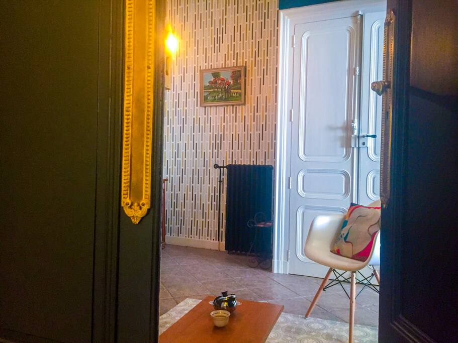 Hall d'entrée avec portes palières moulurées et plaques de portes laiton du XVIIème