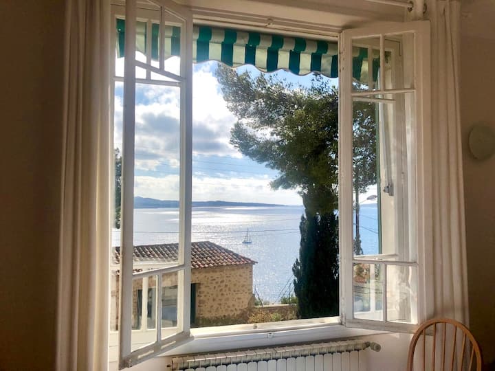 Sun-lit Apt Overlooking The Mediterranean Sea - Sanary-sur-Mer