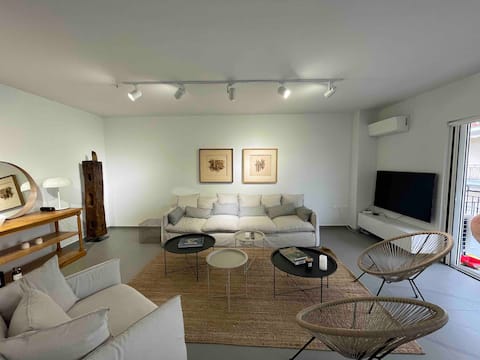 Top Airbnb: Modern Luxurious Seaside Apartment in Δήμος Καλαμάτας