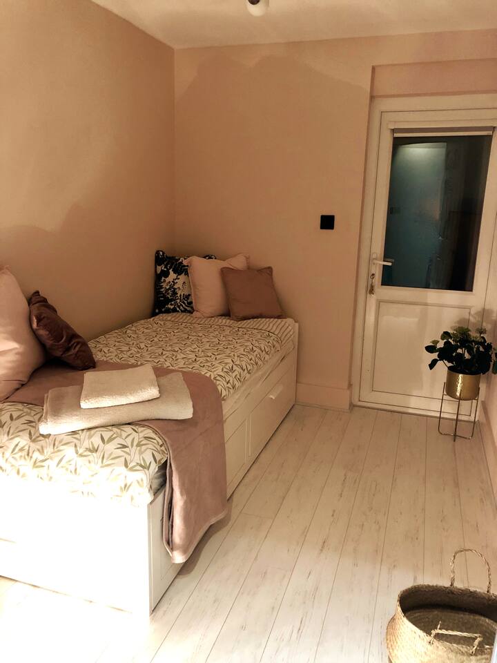 Second bedroom with single/double bed options