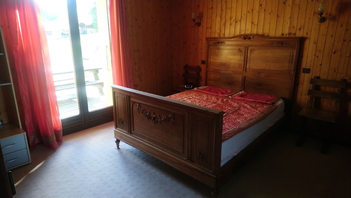 Hlavná spálňa, prístup na terasu cez okenné dvere