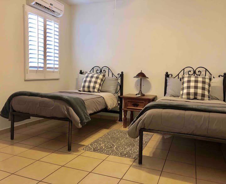 ห้องเปิดโล่งพร้อมเตียงเดี่ยว 2 หลัง