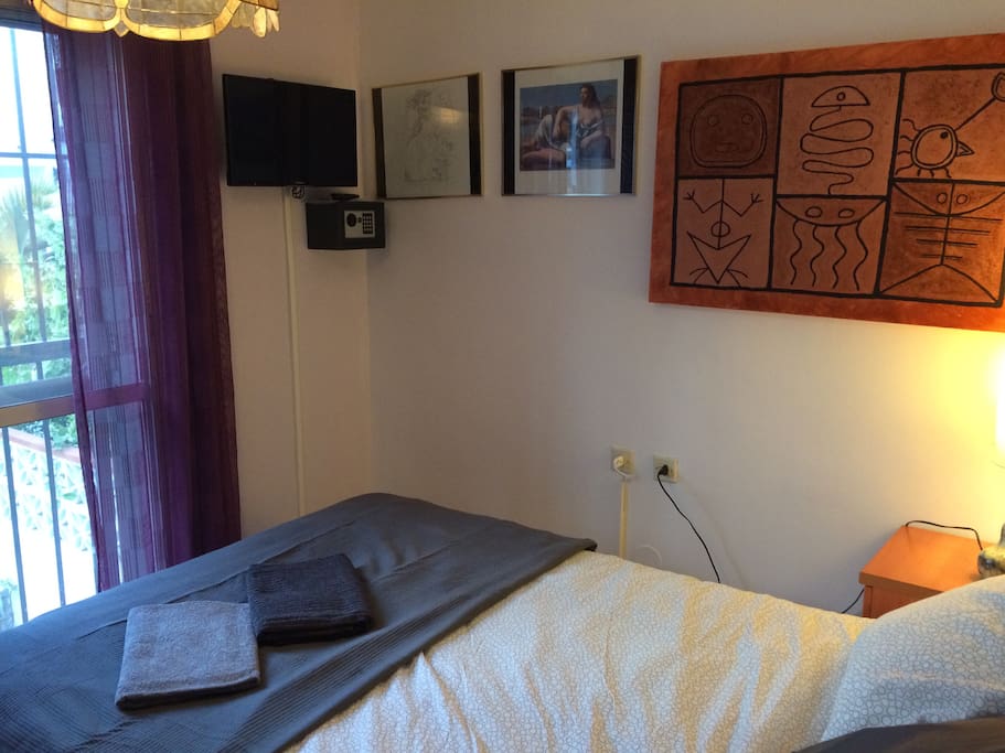 Privekamer met 2 persoonsbed , airco , safe , televisie .
22 € / nacht / persoon
Op basis van 2 personen .