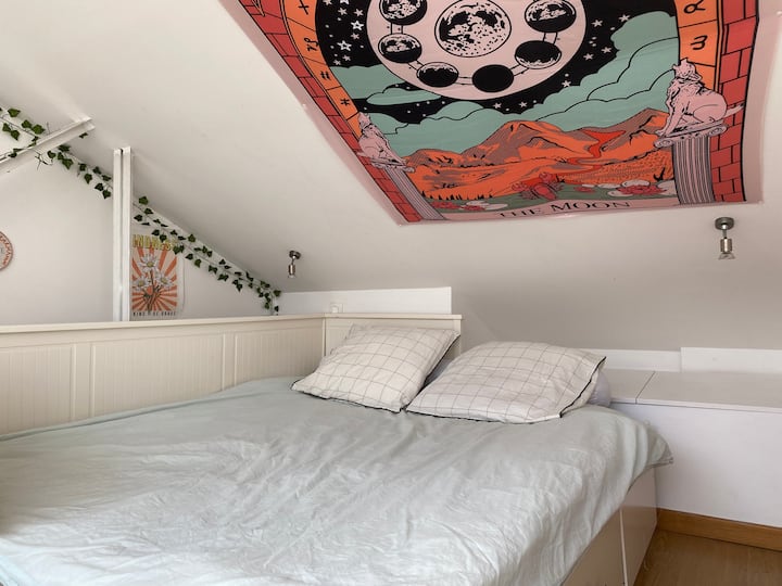 غرفة بسرير مزدوج.