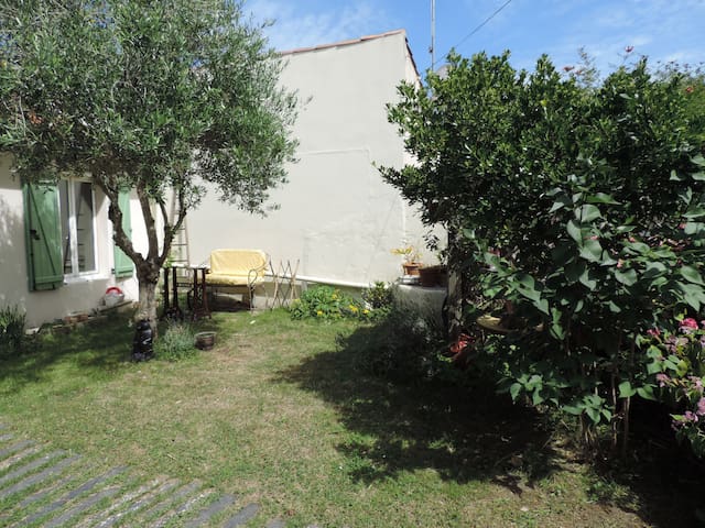 jolie chambre avec jardin