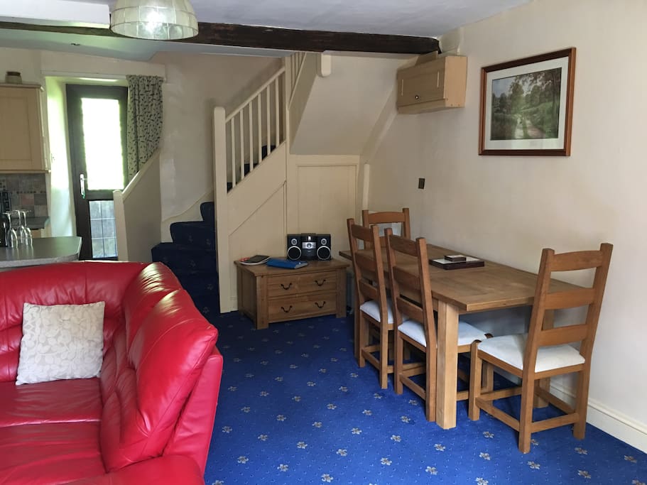 Open plan lounge,super comfy sofa,extra seating for table to seat 6