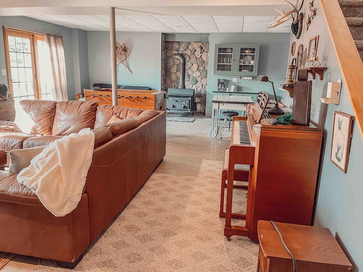 Იდეალური ადგილია დასასვენებლად! Ეს მყუდრო სარდაფი გადის ლამაზი ხედით და კოცონთან, რომელიც იღბლიან ტბას გადაჰყურებს. Მას ასევე აქვს 58"-იანი ტელევიზორი სტრიმინგისთვის ან DVD ‑ ებისთვის, ტონობით თამაშები, ფოსბოლის მაგიდა, ფორტეპიანო, მინი-სამზარეულო და ბუხარი. 