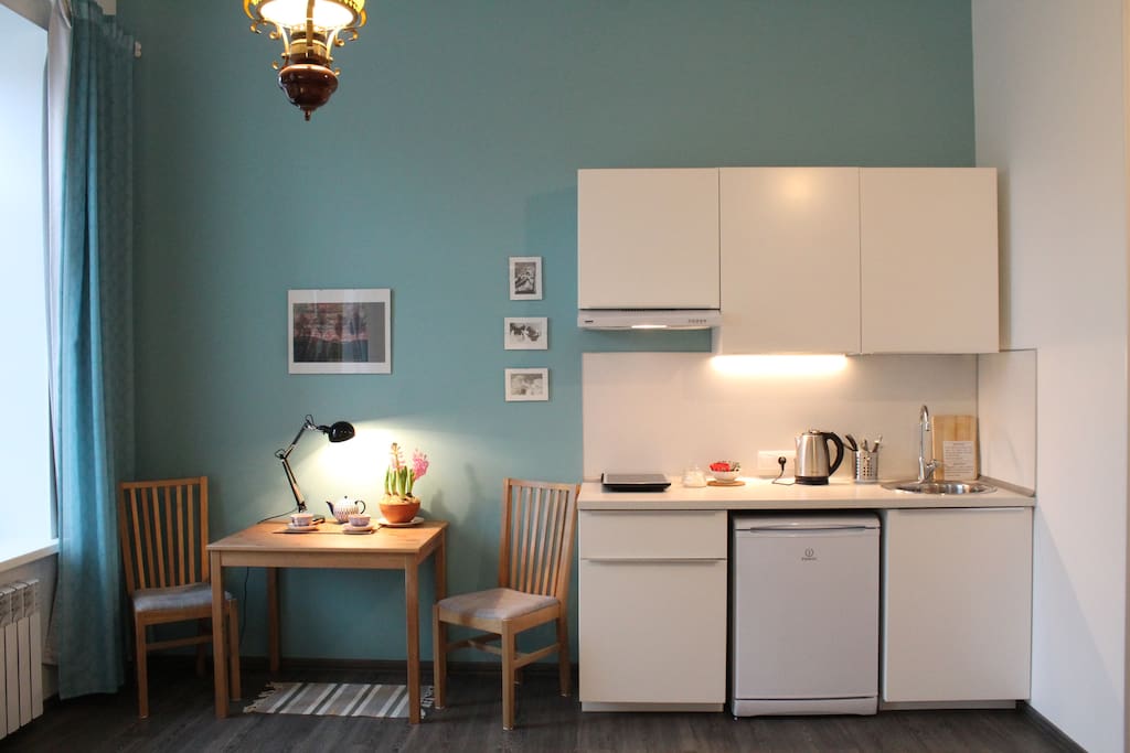 The kitchenette ( the microwave is hidden in the kitchen cabinet)