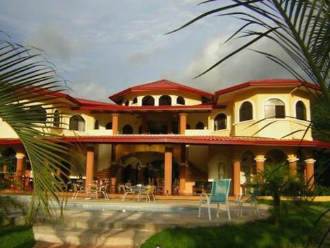A Jungle Villa, 5-8 BR w/Toucans and Waterfalls
