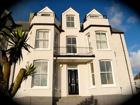 Beach House sleeps 10 with Hot Tub