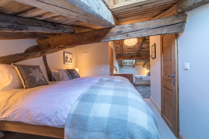 ห้องสำหรับครอบครัวที่ชั้นบนสุดใต้เพดานคานลาดชันมีพื้นที่แยกต่างหาก 2 ห้องพร้อมเตียง 2 เตียงในแต่ละห้อง (รวมเตียงเด็ก 1 x160 ซม.) เตียงเดี่ยวขนาดใหญ่พิเศษเพิ่มเติมพร้อมห้องหัวเตียงที่จำกัด