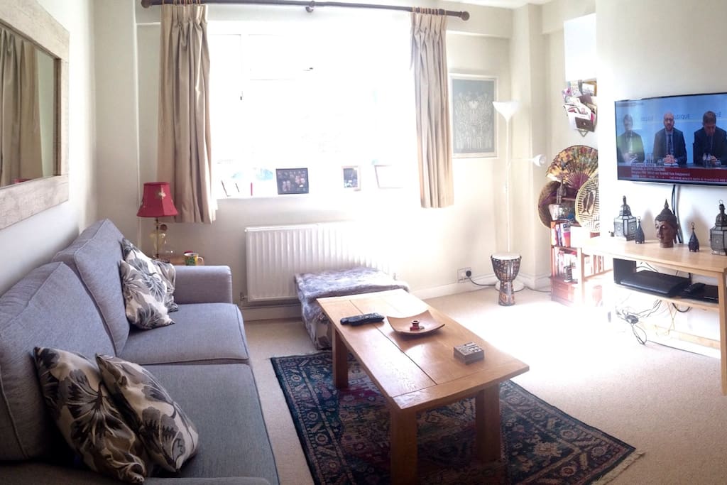 Cozy lounge/dining room