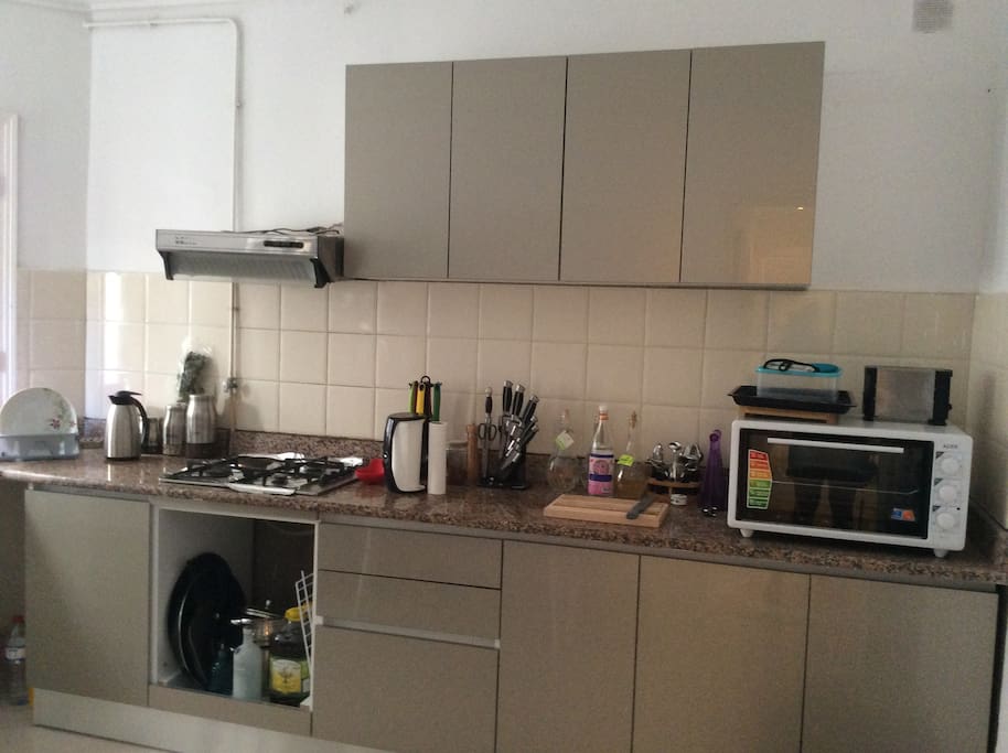 une cuisine spacieuse moderne et pratique donnant sur une grande cour