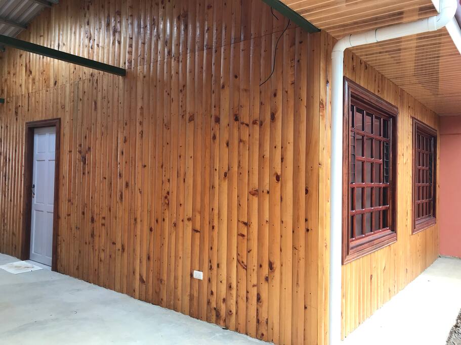 Acabados externos con madera de ciprés, estilo cabaña