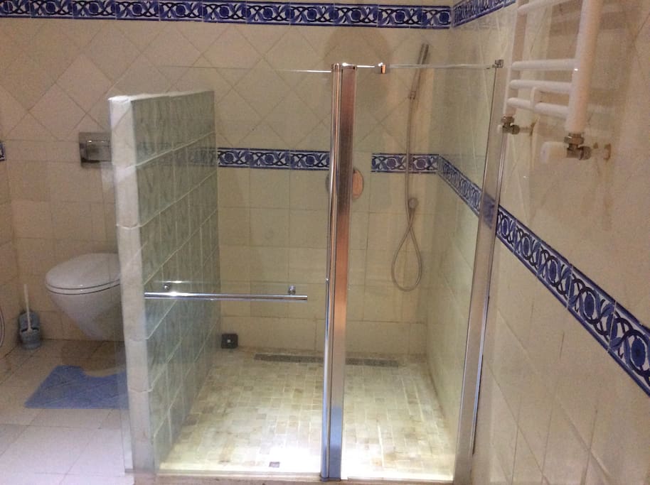 une grande douche à l italienne