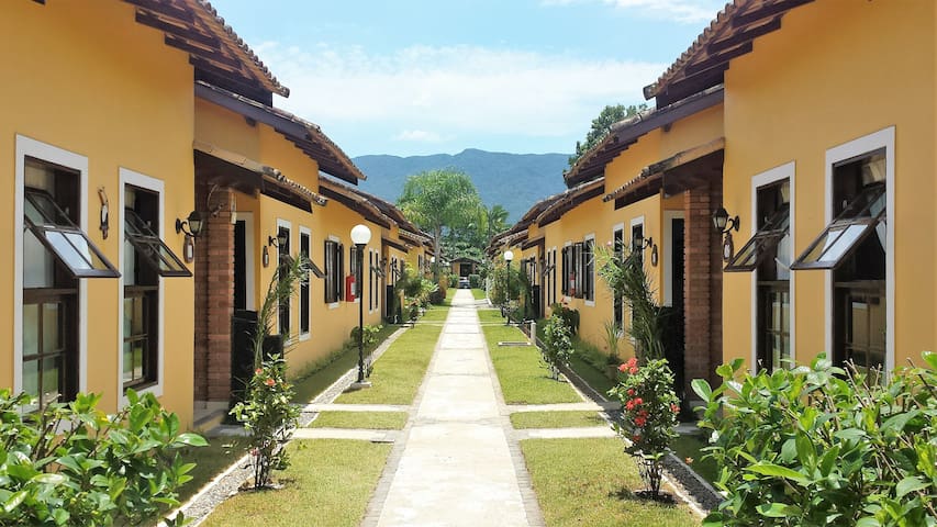 CASA EM CONDOMÍNIO FECHADO