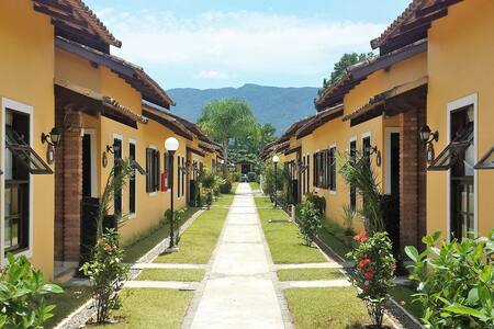 CASA EM CONDOMÍNIO FECHADO