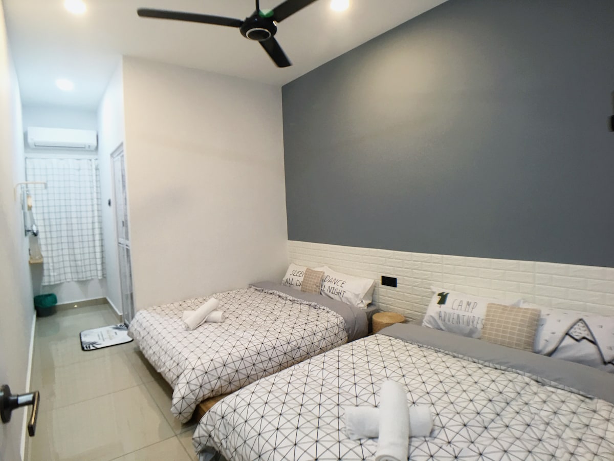 Queensize+ slaapkamer met queensize bed op de 1e