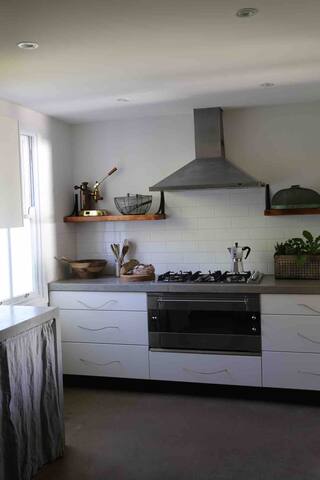 Historic Cottage Bundeena – Steps to Beach & Park gallery image 4