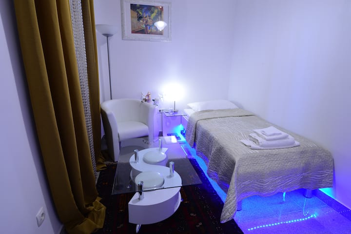 So stropom vysokým 3,7 m a rozlohou 9 m ² vám v noci zabezpečí dostatok čerstvého vzduchu.

E&E Apartments Ljubljana Center.