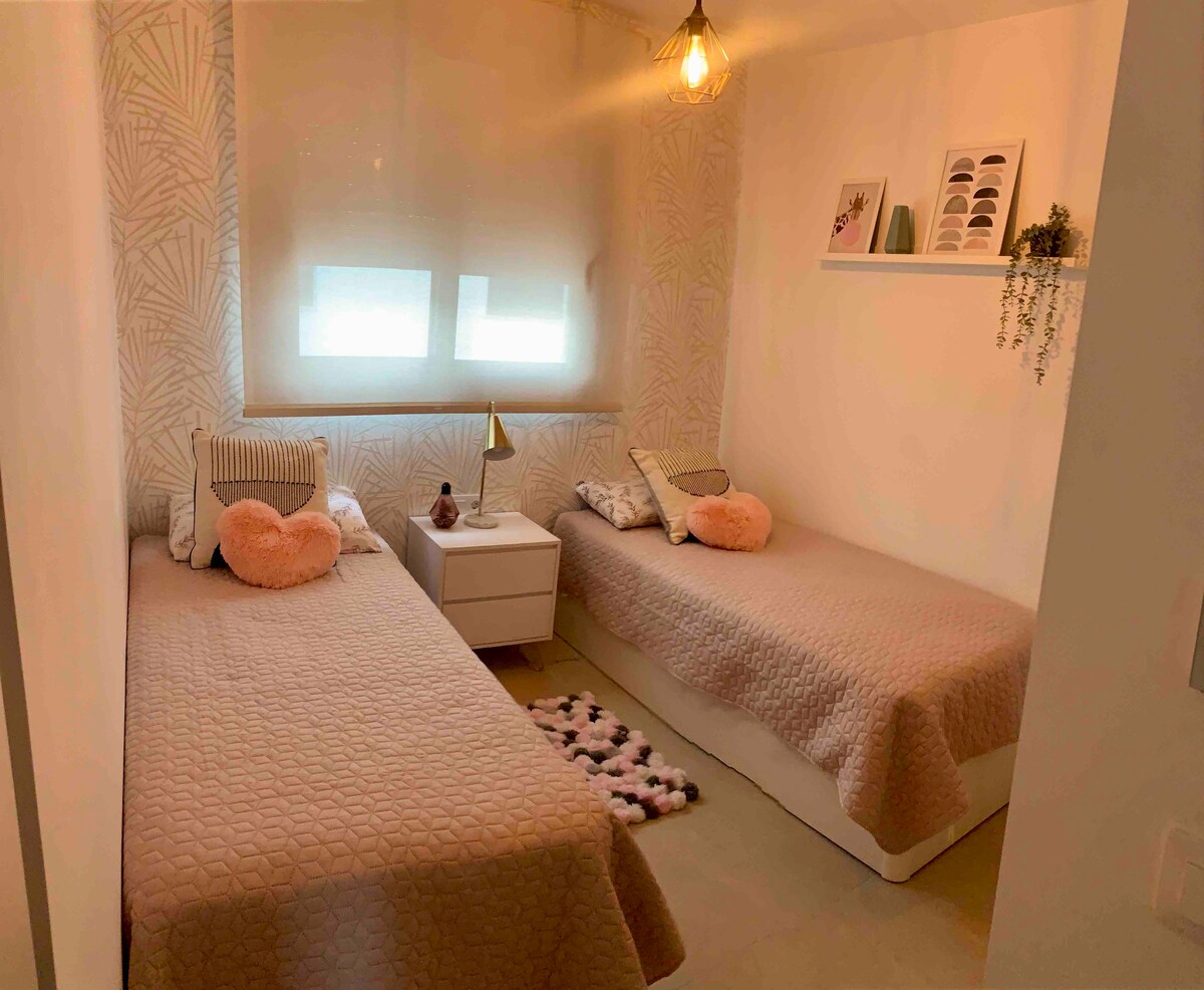 Dhoma e dytë e gjumit me 90 krevate dhe dollap të integruar.