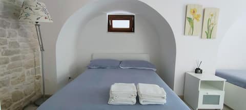 Independent two-room apartment, with kitchenette and bathroom.