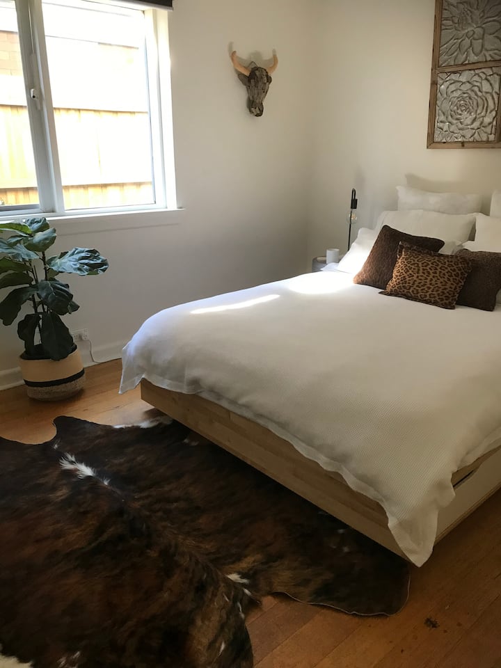 Tweede slaapkamer beschikbaar op aanvraag, of zie tweede advertentie voor twee slaapkamers. 
Zowel één als twee slaapkamers zijn beschikbaar voor verschillende prijzen. 