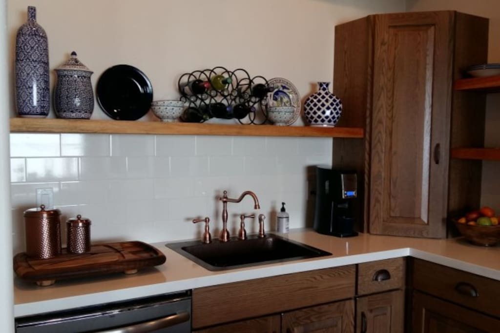 Mi casa es su casa! You are welcome to use the kitchen area as you please. I have a purified water system and coffee machine - two essentials :)