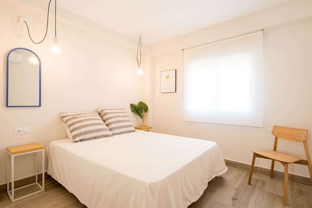 Bedroom with queen size bed/ habitación con cama de matrimonio