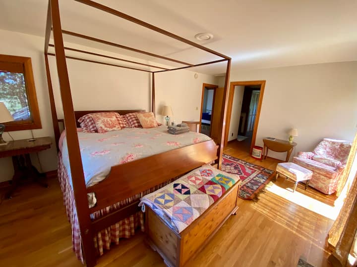 二楼主卧配备加大双人床