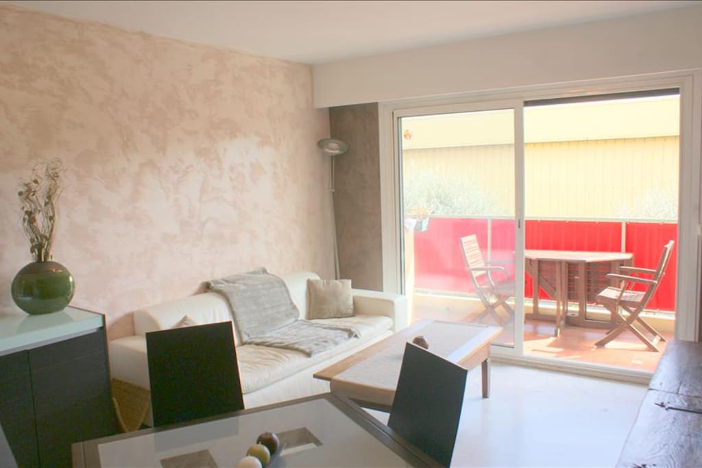 The livingroom with access to the terrace